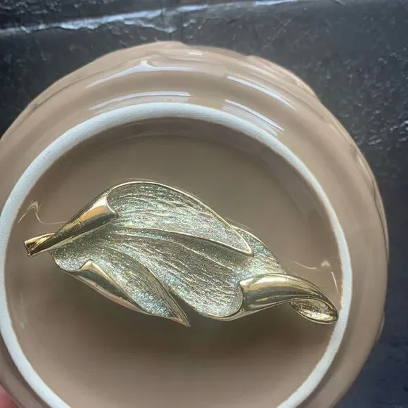 Vintage Curvaceous 3-leaf Gold and teal shimmer Brooch, in Gold tone, Unmarked - Picture 1 of 3